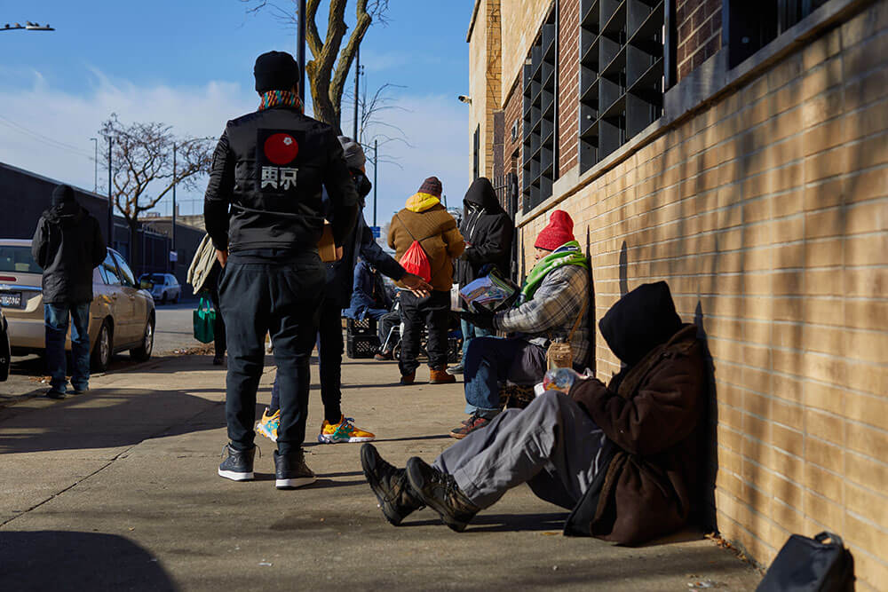 folks passing out food to people experiencing homelessness