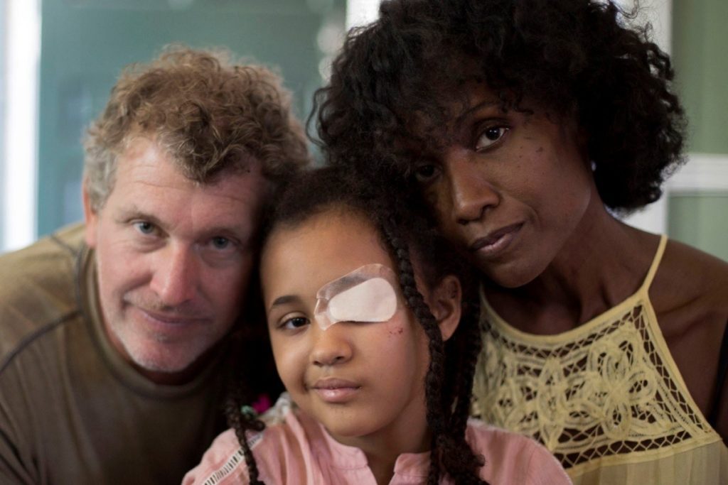 deux parents avec leur petite fille