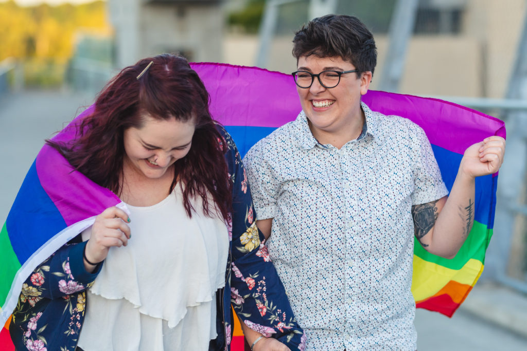 Couple de femmes marchant avec le drapeau LGBT