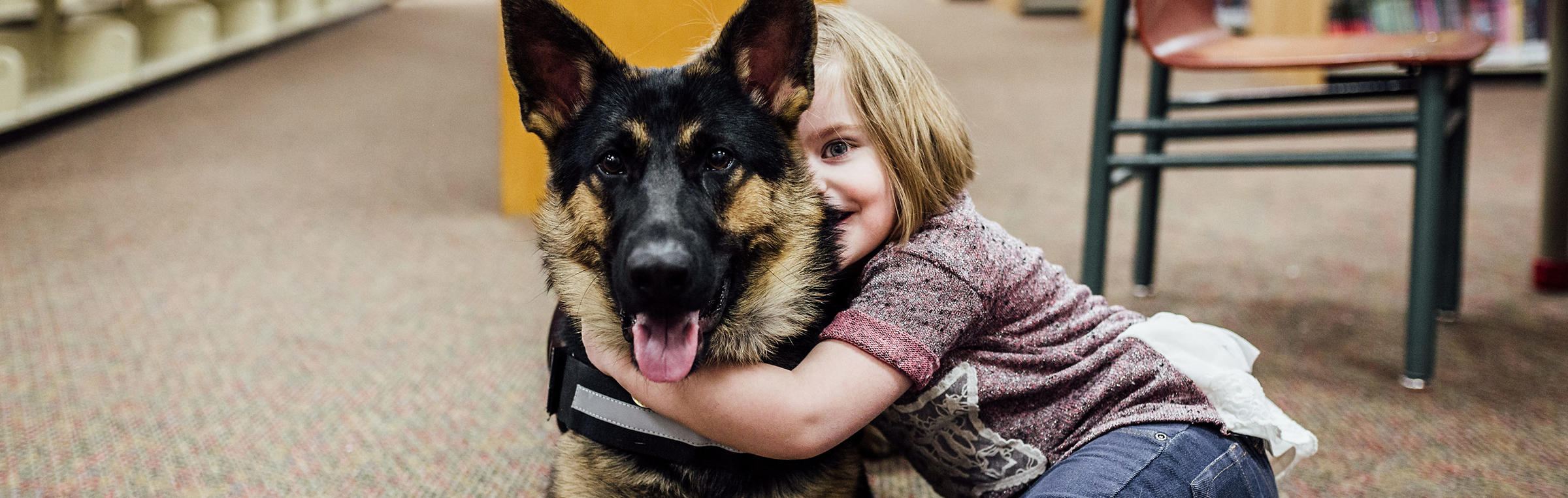petite fille avec son chien