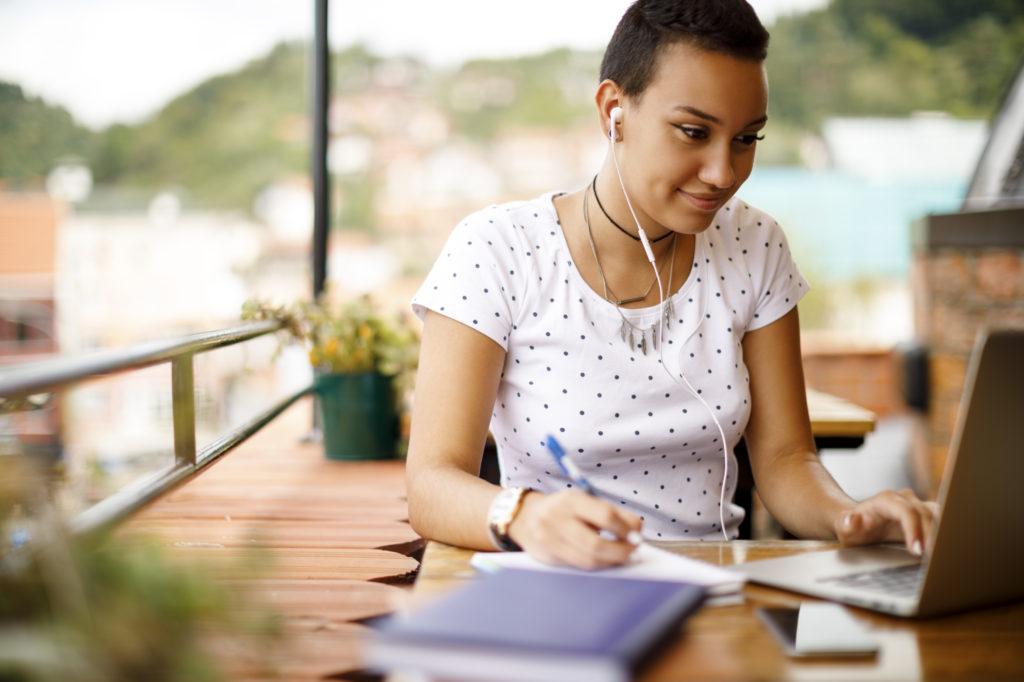 Femme entrain d'étudier