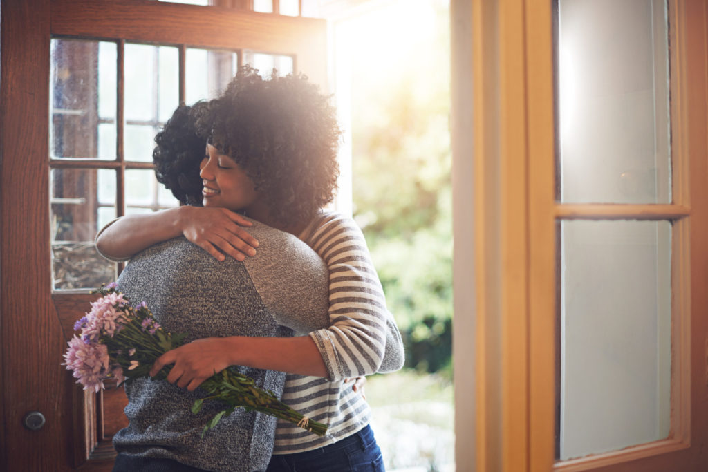 Deux femmes s'enlaçant