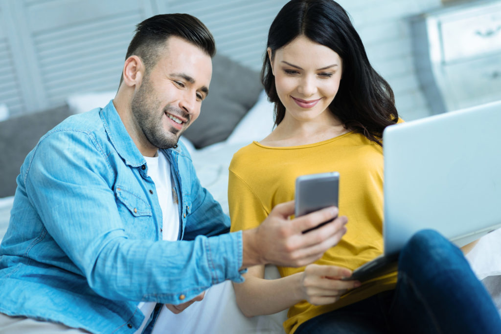 Homme et femme regardant un téléphone